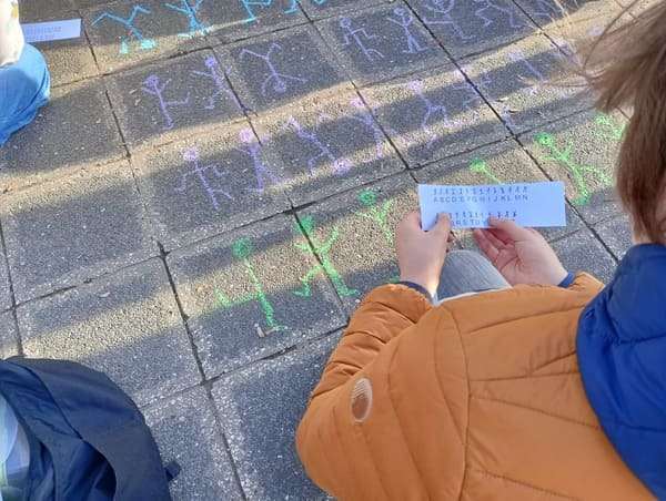 Kind entziffert Geheimschrift